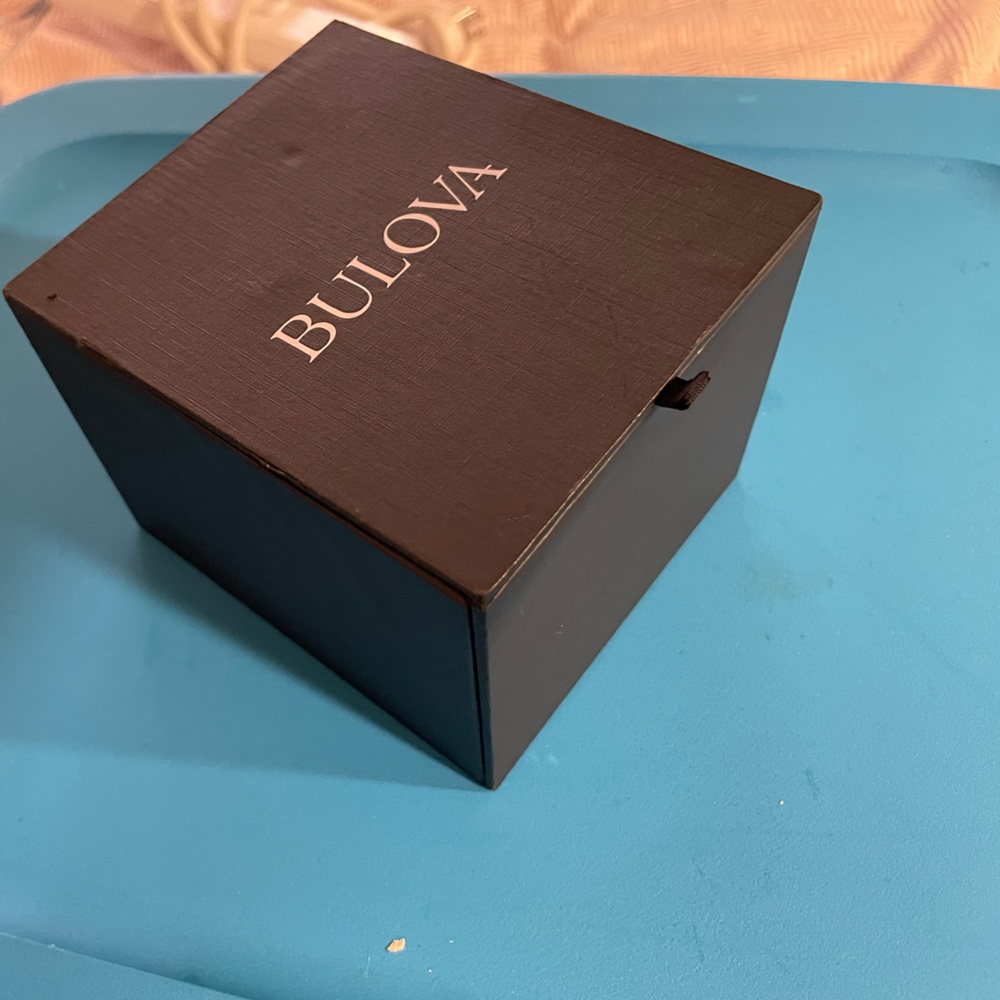 Bulova display box with extra links and pins